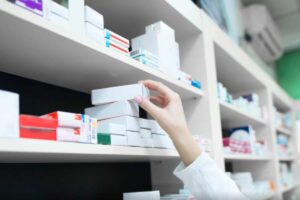 Il motivo principale è la scarsa conoscenza e fiducia nei confronti dei farmaci equivalenti, spesso percepiti come meno efficaci rispetto ai prodotti "di marca"