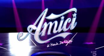 Amici, scoppia l’amore nella scuola: baci appassionati e carezze