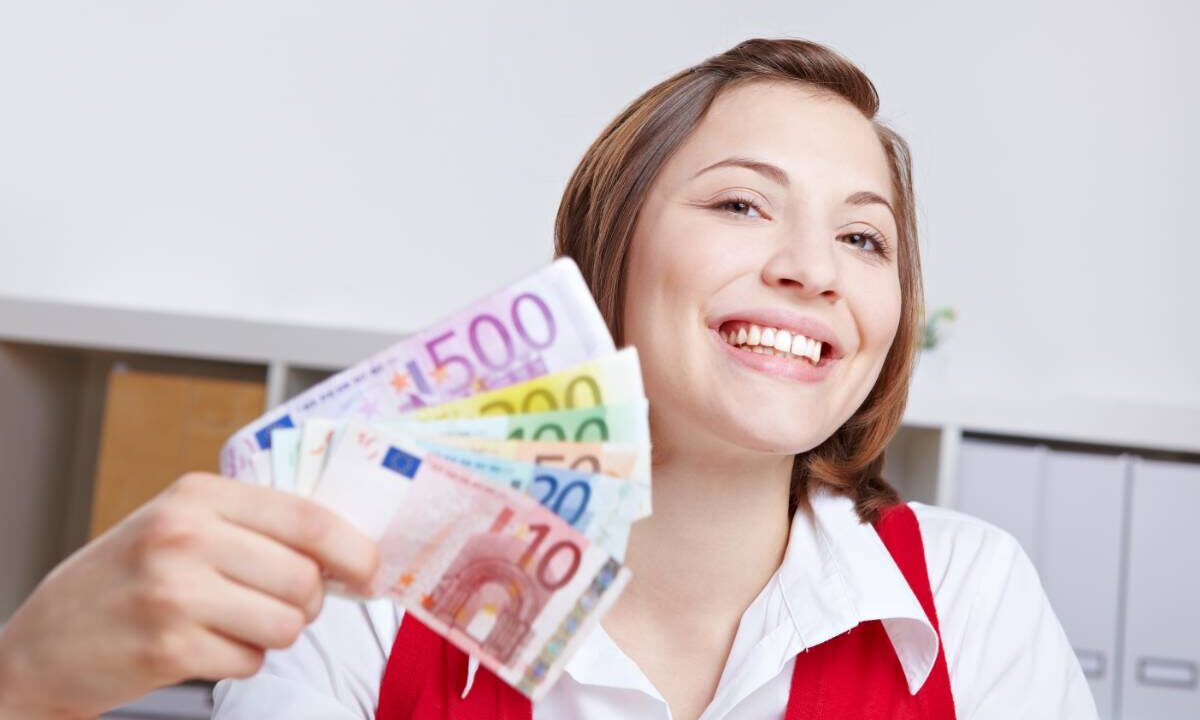 Donna con banconote euro