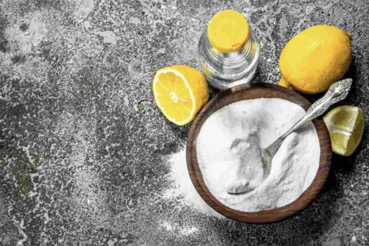 Il limone è un altro straordinario alleato nella pulizia naturale delle fughe. Grazie alle sue proprietà antibatteriche e all'elevato contenuto di acido citrico