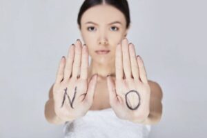 Questa difficoltà è radicata in una combinazione di fattori sociali, psicologici e culturali che influiscono sul nostro comportamento quotidiano.