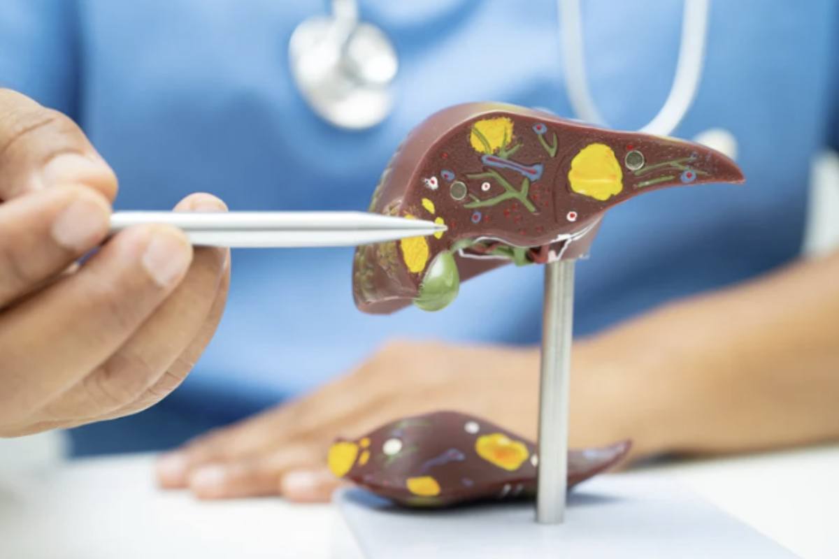 Oltre a questi sintomi, ci sono altri segnali che potrebbero suggerire la presenza di un cancro al fegato.