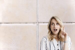Con il passare del tempo, queste fughe possono apparire scure e trascurate, influenzando l'estetica generale della stanza