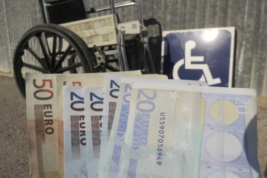 La Legge 104/1992 è una legge nazionale che fornisce diritti e agevolazioni a persone con disabilità e ai loro familiari.