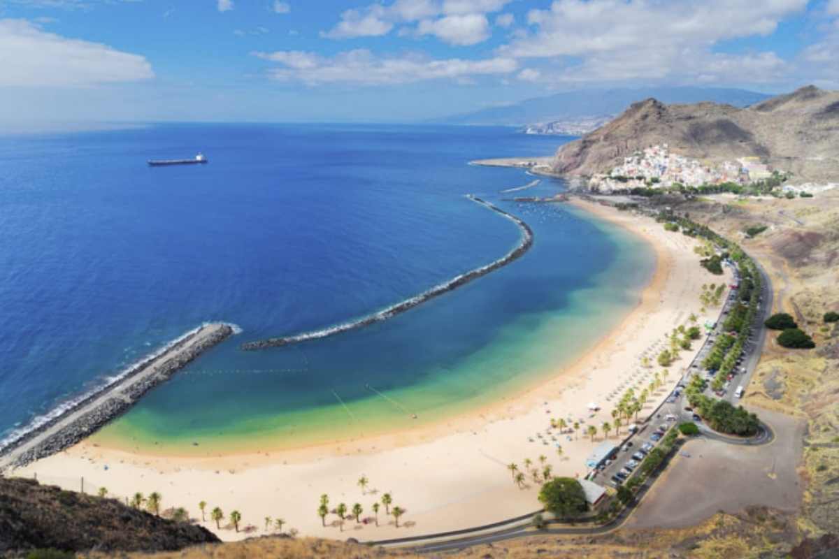 La spiaggia La Pelosa, situata a Stintino, in Sardegna, è un altro esempio di bellezza naturale che si può trovare in Italia.