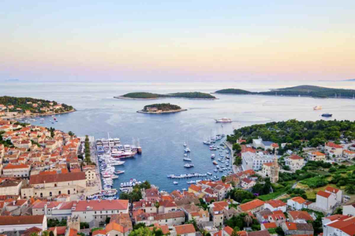 Ma Hvar non è solo vita notturna. L'isola è anche un vero e proprio paradiso naturale.