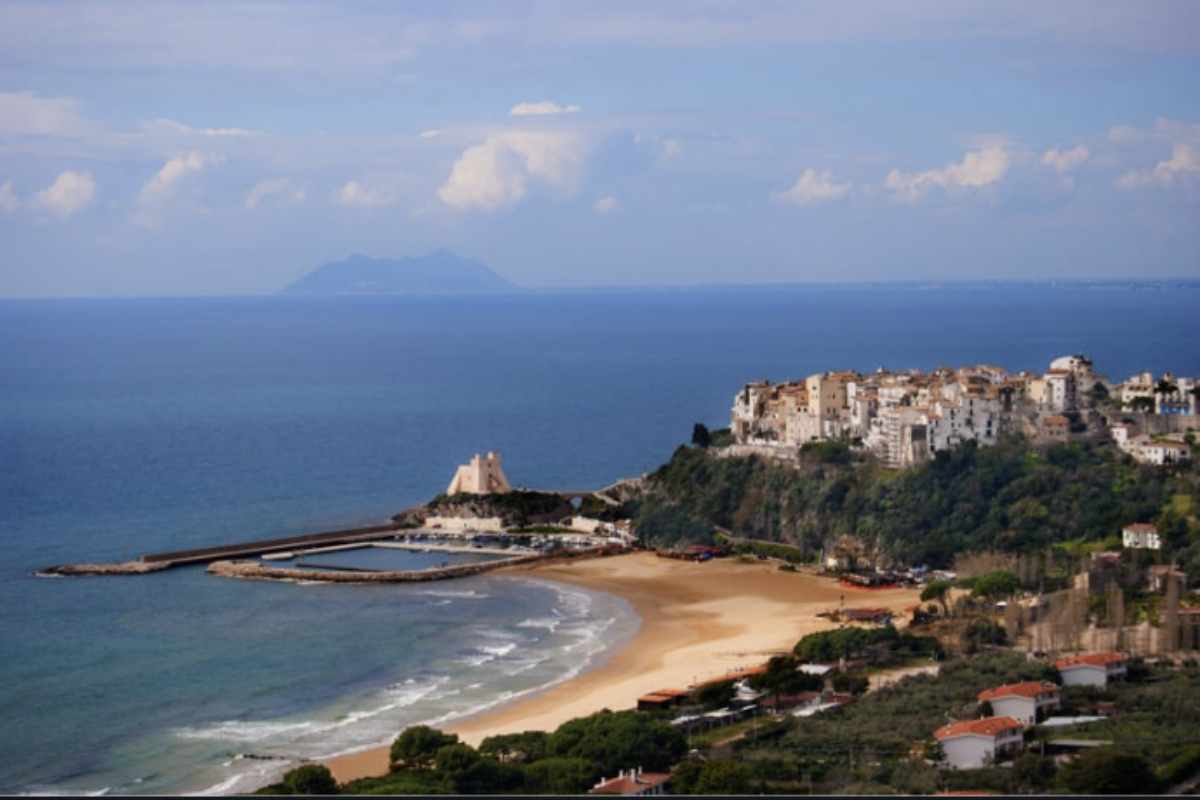 Visitare Sperlonga significa anche immergersi nella vita quotidiana dei suoi abitanti. La comunità, accogliente e calorosa