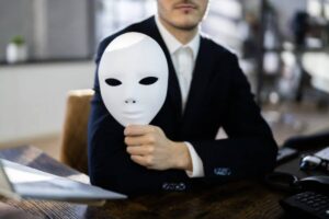 Le motivazioni dietro la creazione di un account fake possono variare notevolmente