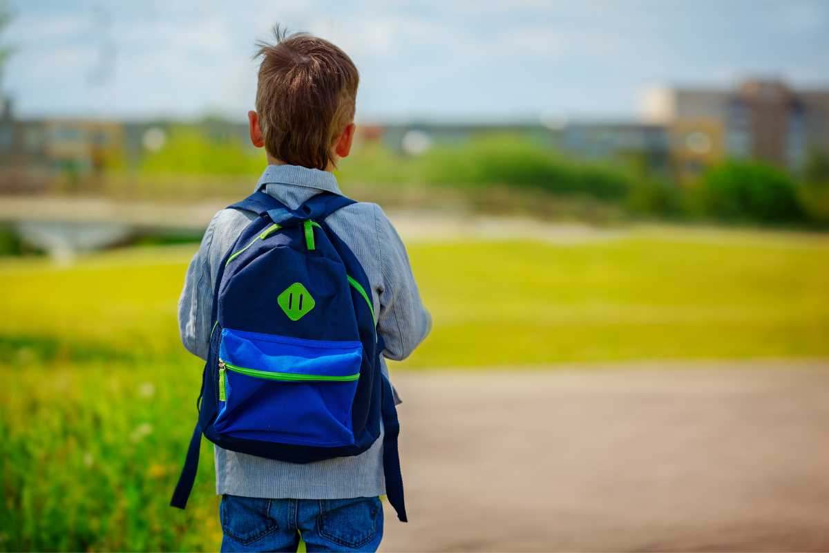 Bambino abbandono sopravvivenza