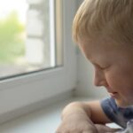 Bambino abbandono sopravvivenza