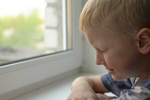 Bambino abbandono sopravvivenza