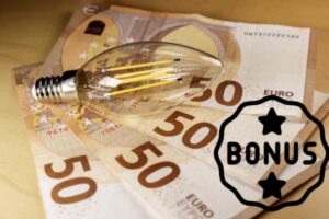 A partire dalla fine di giugno e fino all’inizio di luglio, milioni di famiglie con un ISEE fino a 25.000 euro potranno beneficiare di un bonus bollette di 200 euro.