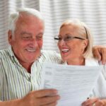 Coppia legge documento