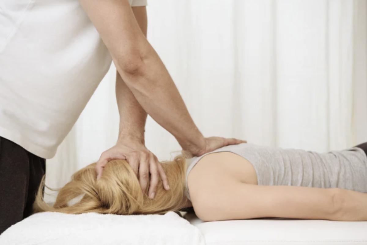 La manipolazione chiropratica cervicale è una pratica manuale diffusa per trattare tensioni muscolari e dolori articolari