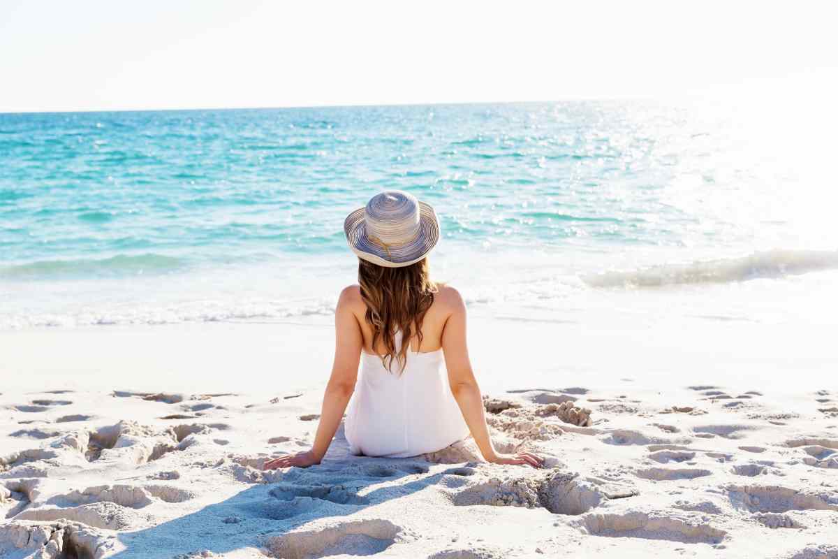 Donna seduta in spiaggia