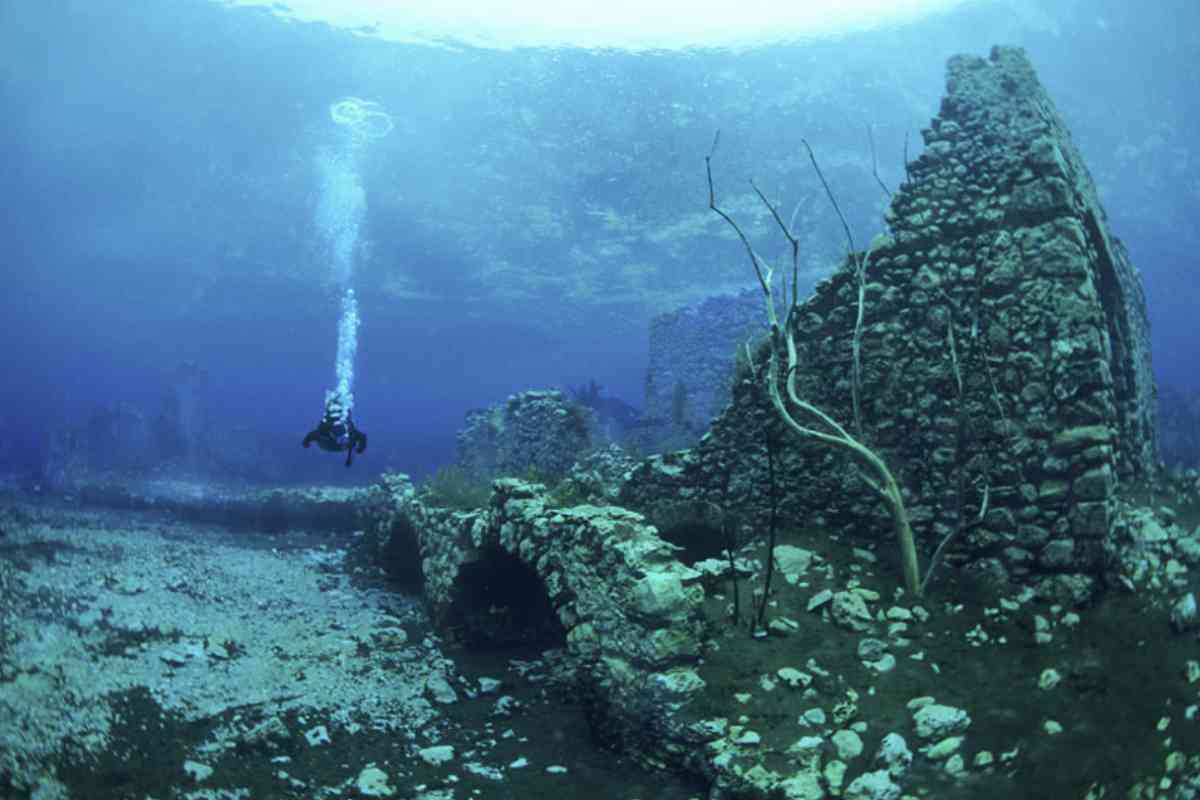 Originariamente, la fauna ittica del lago era dominata dalle trote fario, introdotte per le attività di pesca riservate ai residenti.