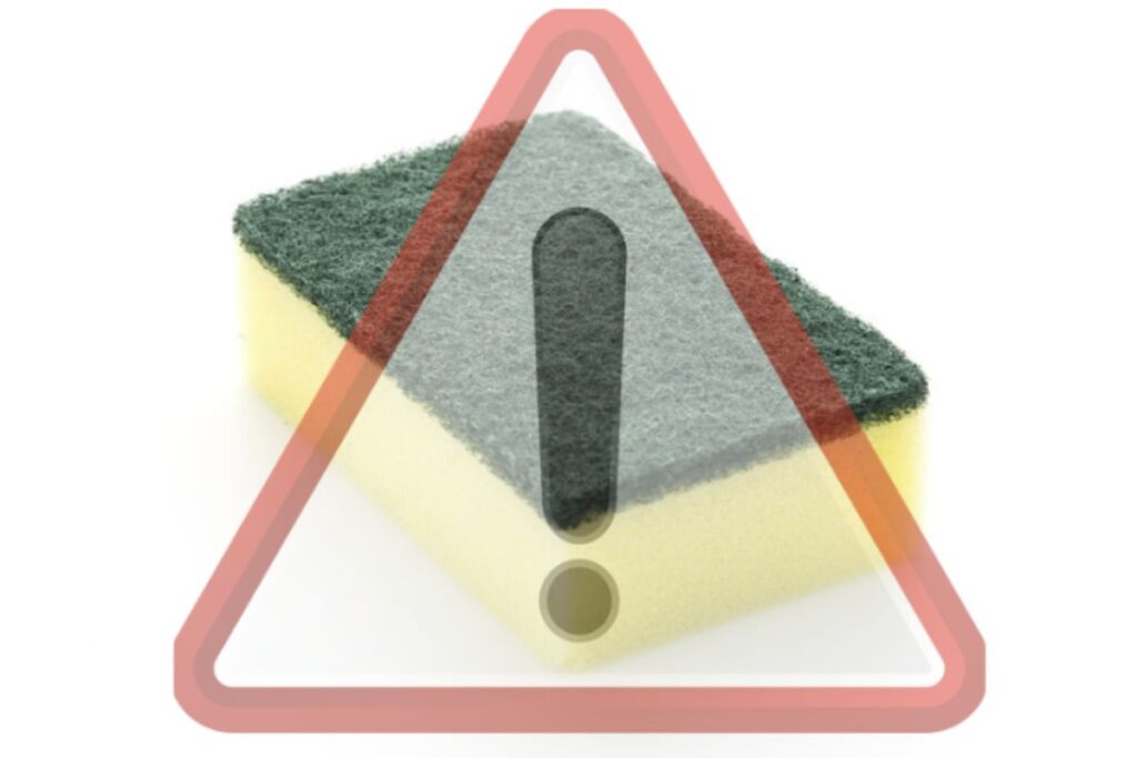 Questo strumento, fondamentale per mantenere la cucina pulita, può diventare un vero e proprio ricettacolo di batteri e germi