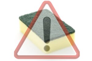 Questo strumento, fondamentale per mantenere la cucina pulita, può diventare un vero e proprio ricettacolo di batteri e germi