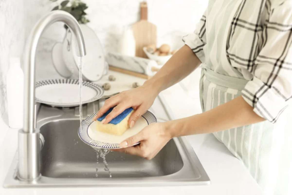 Pentru cei care preferă metodele naturale, oțetul alb este un aliat excelent. Amestecați părți egale de apă și oțet alb și înmuiați buretele timp de 10-15 minute.