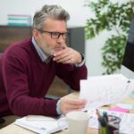 Uomo legge documento