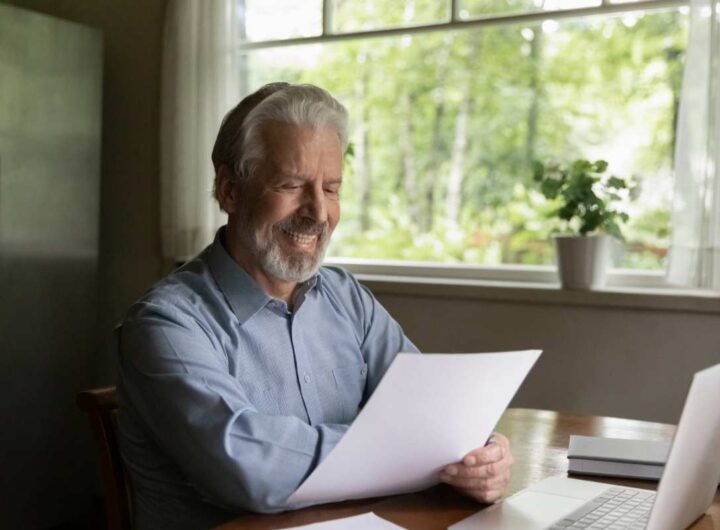 Uomo legge documento