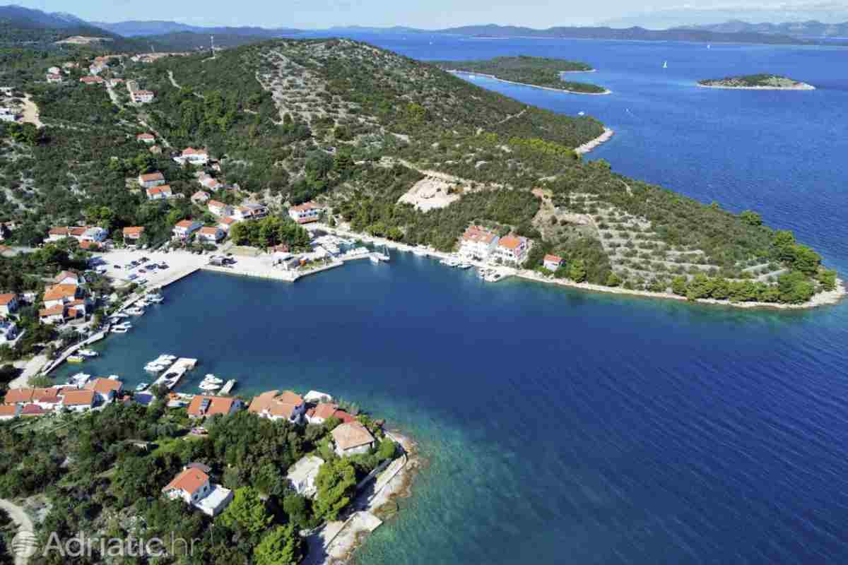 Nel borgo di Zaglav sono disponibili diversi appartamenti con vista mare, situati in posizione privilegiata direttamente sulla costa.