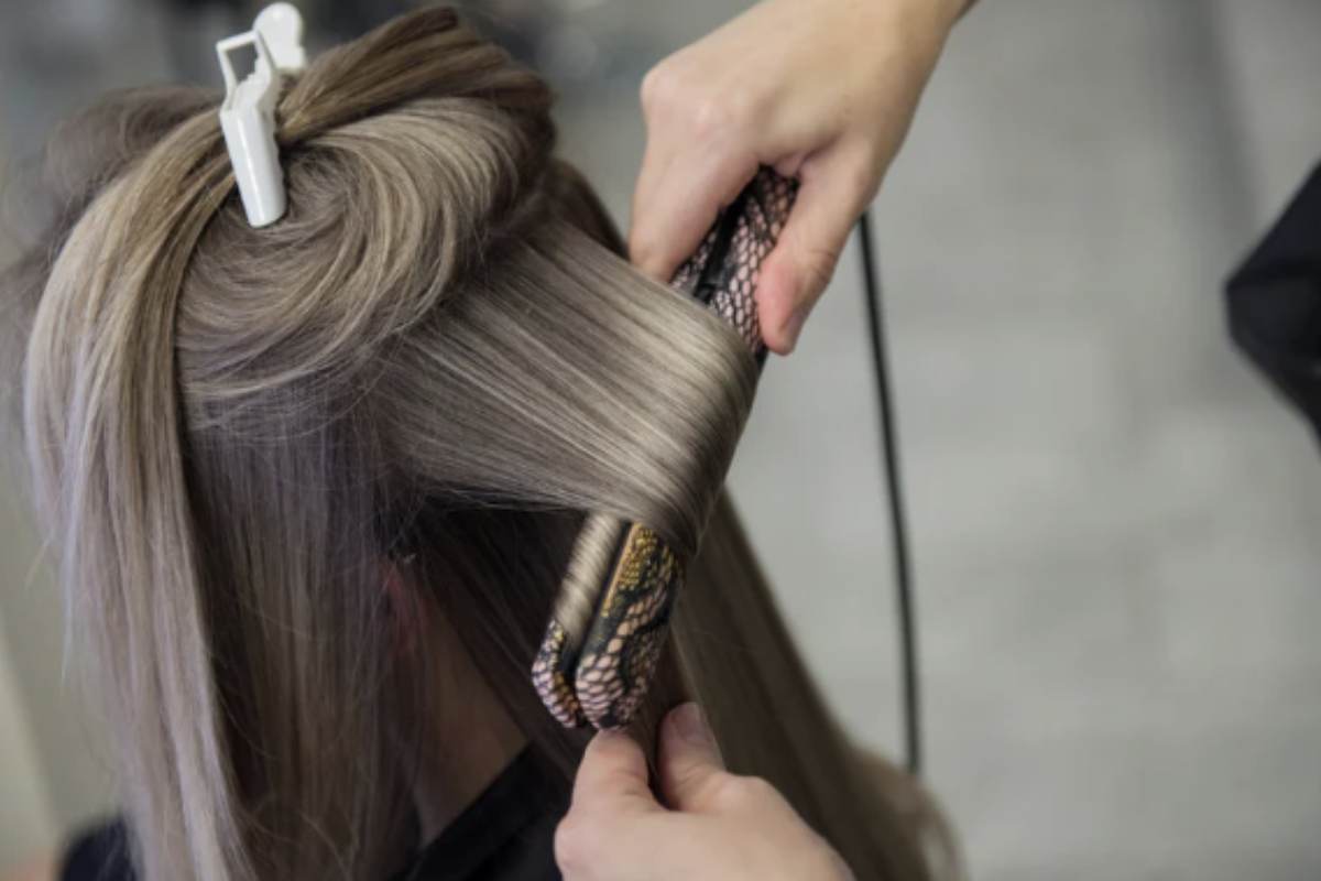 L’occhiale, strumento fondamentale per correggere la vista o per proteggere gli occhi, si è evoluto anche in un accessorio di moda e design.