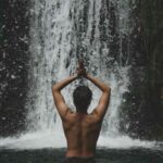 Situata a poco più di due ore di auto da Milano, questa imponente cascata è un richiamo irresistibile per chi cerca refrigerio e bellezza in montagna,
