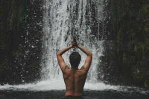 Situata a poco più di due ore di auto da Milano, questa imponente cascata è un richiamo irresistibile per chi cerca refrigerio e bellezza in montagna,