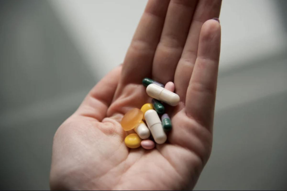 La lista dei farmaci che possono indurre fotosensibilità è ampia e riguarda diverse classi terapeutiche.