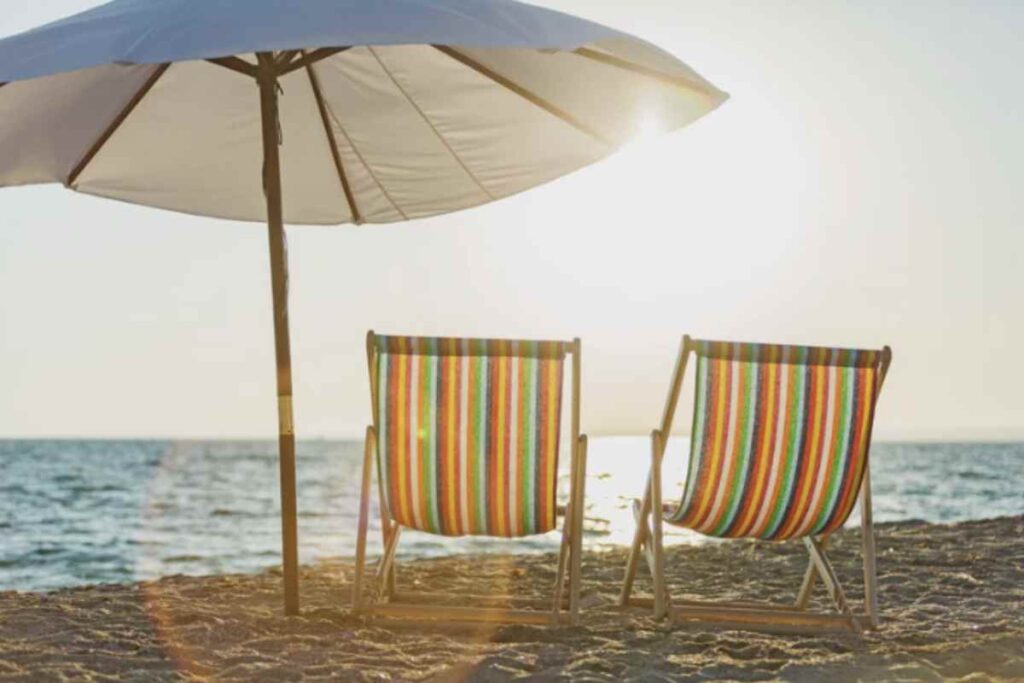Tra gli accessori più richiesti si conferma l’ombrellone da spiaggia con tavolo e sacchetto di sabbia,