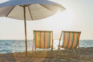 Tra gli accessori più richiesti si conferma l’ombrellone da spiaggia con tavolo e sacchetto di sabbia,