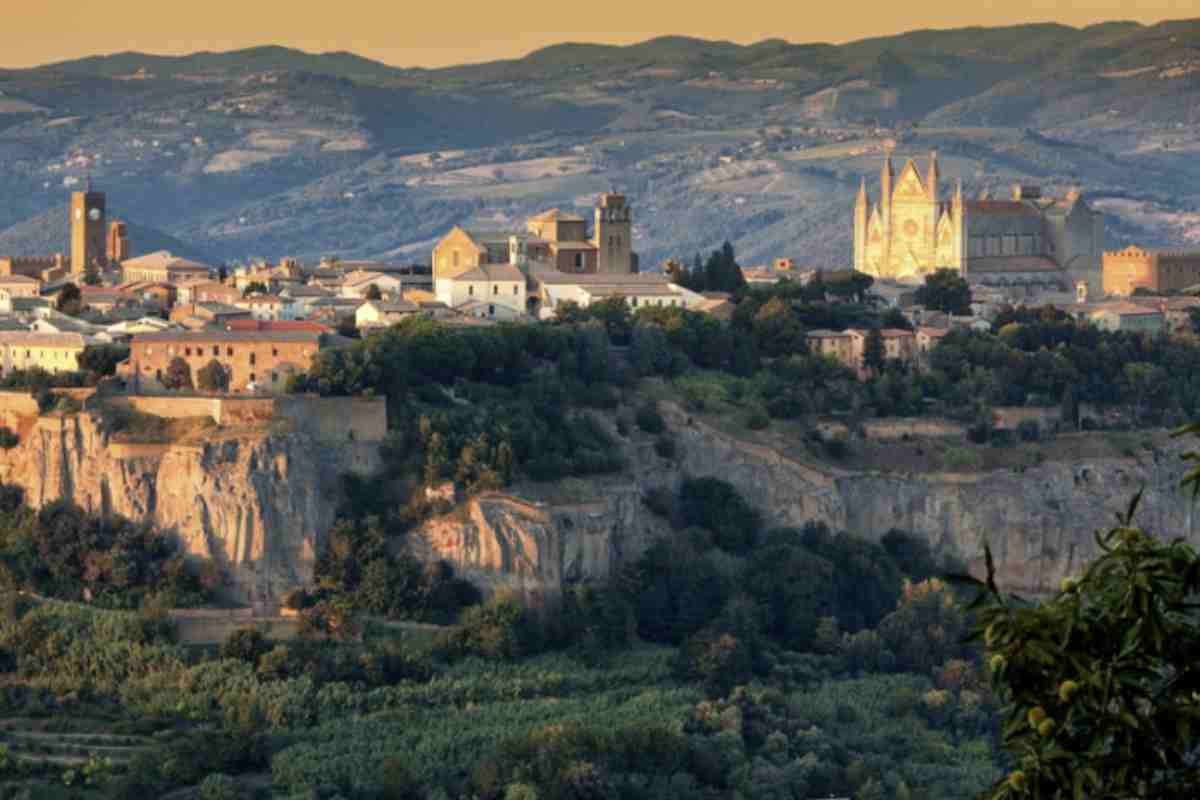 Il fascino di questa attività si inserisce nel più ampio contesto storico e naturale che caratterizza Orvieto