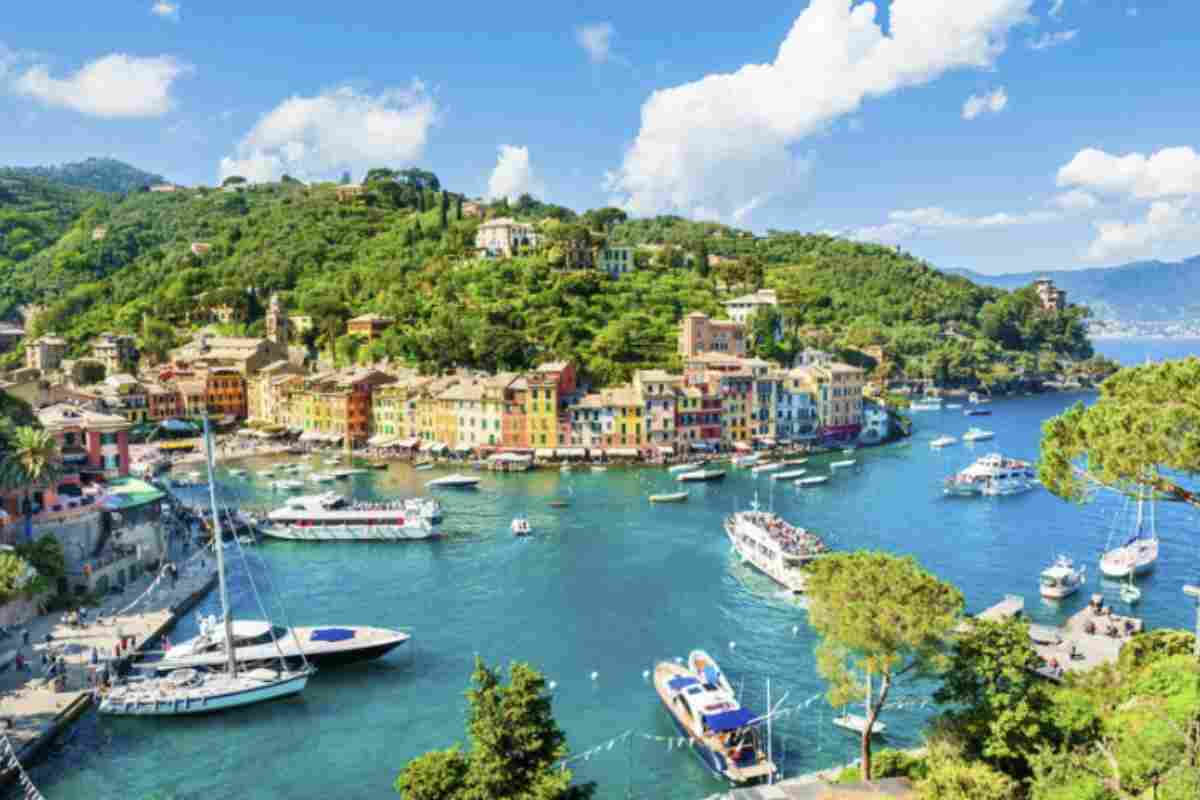 Nonostante la legittima esigenza di preservare il decoro urbano, le nuove regole sollevano inevitabilmente una questione etica di rilievo.