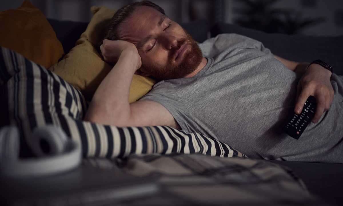 Dormire davanti alla TV perché