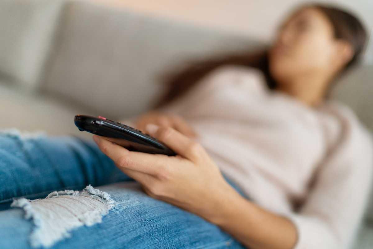 Dormi în fața televizorului pentru că